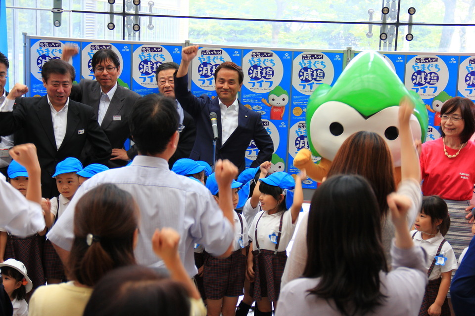 がんばろーコールする村岡知事