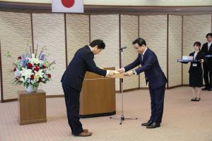 賞状を伝達する村岡知事の写真