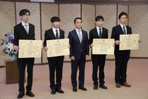 記念撮影する村岡知事の写真