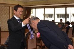 受賞者にメダルを授与する村岡知事の写真
