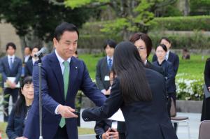 賞状を授与する村岡知事の写真