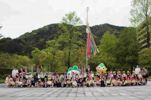 こいのぼりを前で記念撮影をする村岡知事の写真