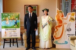 「希望の女神」熊谷江里子さんと記念撮影する村岡知事の写真