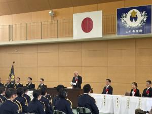 令和8年度警察学校合同入校式で祝辞を述べる柳居議長