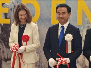 テープカットをする村岡知事の写真