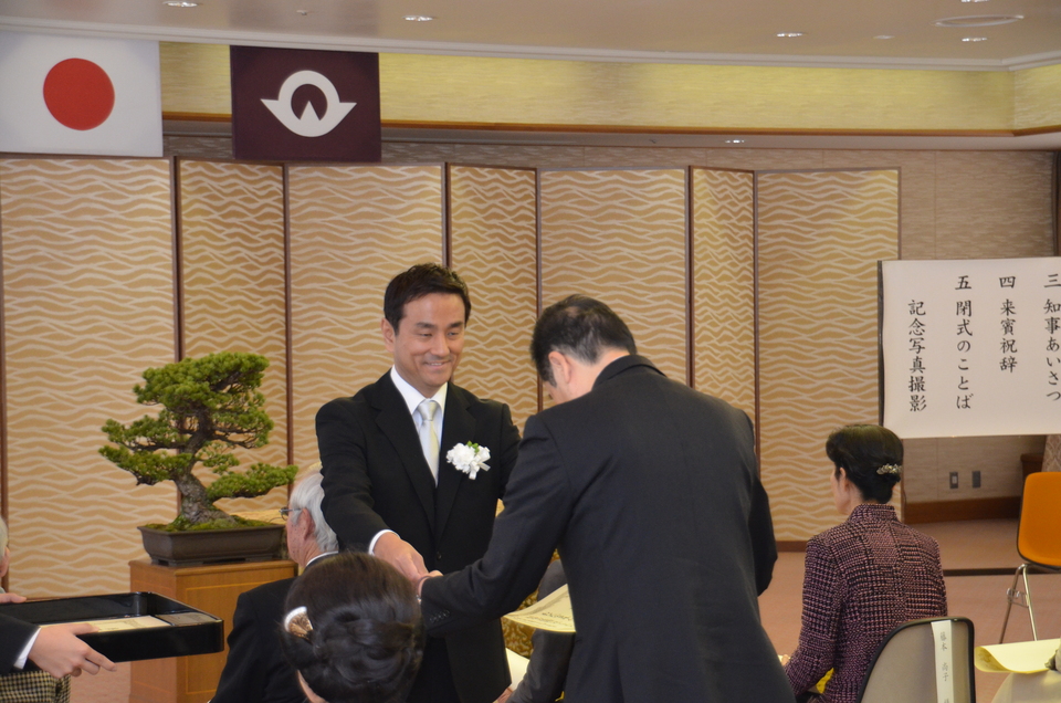選奨状を授与する村岡知事の写真