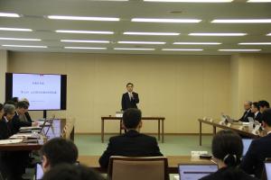 本部会議の冒頭であいさつをする村岡知事の写真