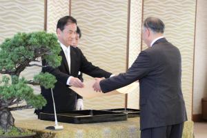 勲記などを伝達する村岡知事の写真