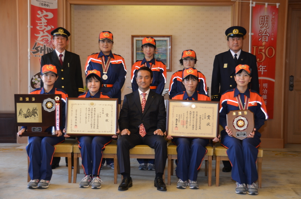 下関市女性消防隊と記念撮影する村岡知事の写真