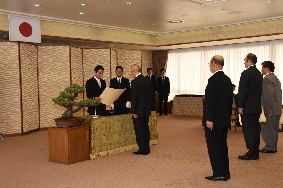 勲記を手渡す村岡知事の写真