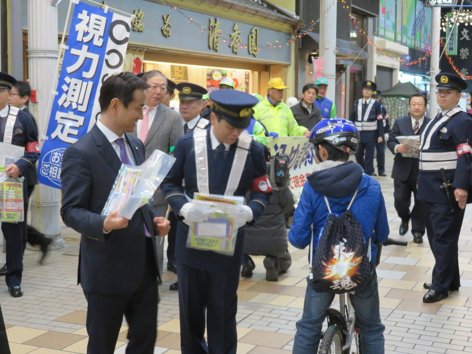 パトロールする村岡知事