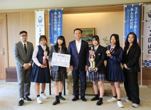 選手と記念撮影する村岡知事の写真