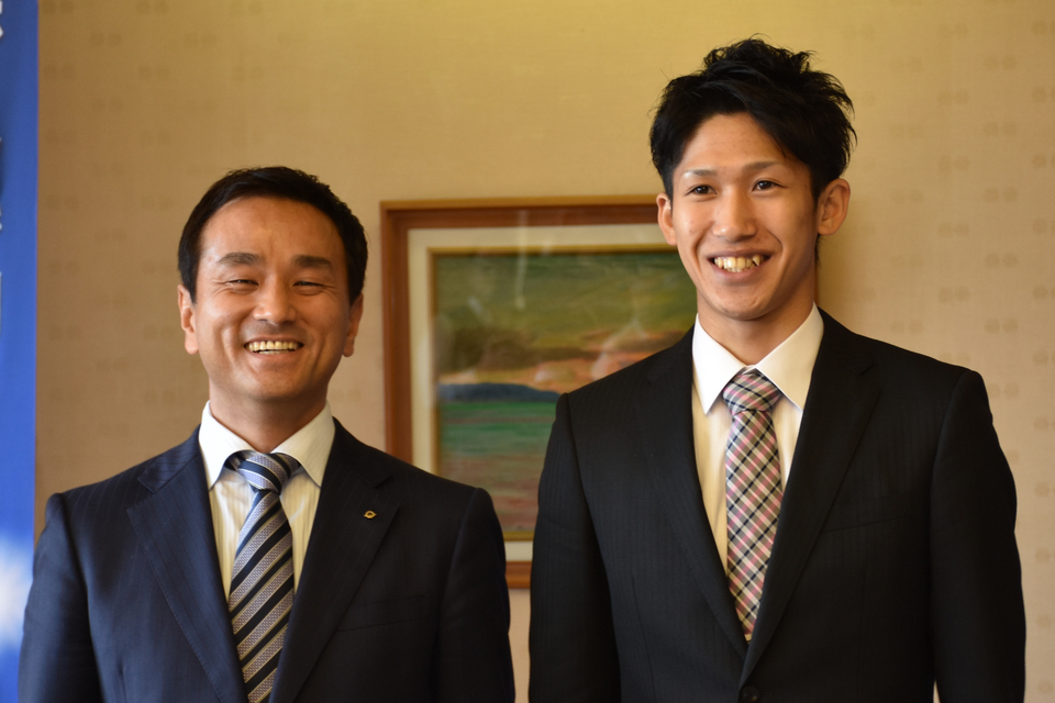吉村選手と記念撮影する村岡知事の写真