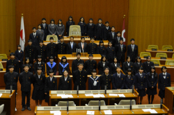 高校生議員と記念撮影する村岡知事と畑原県議会議長