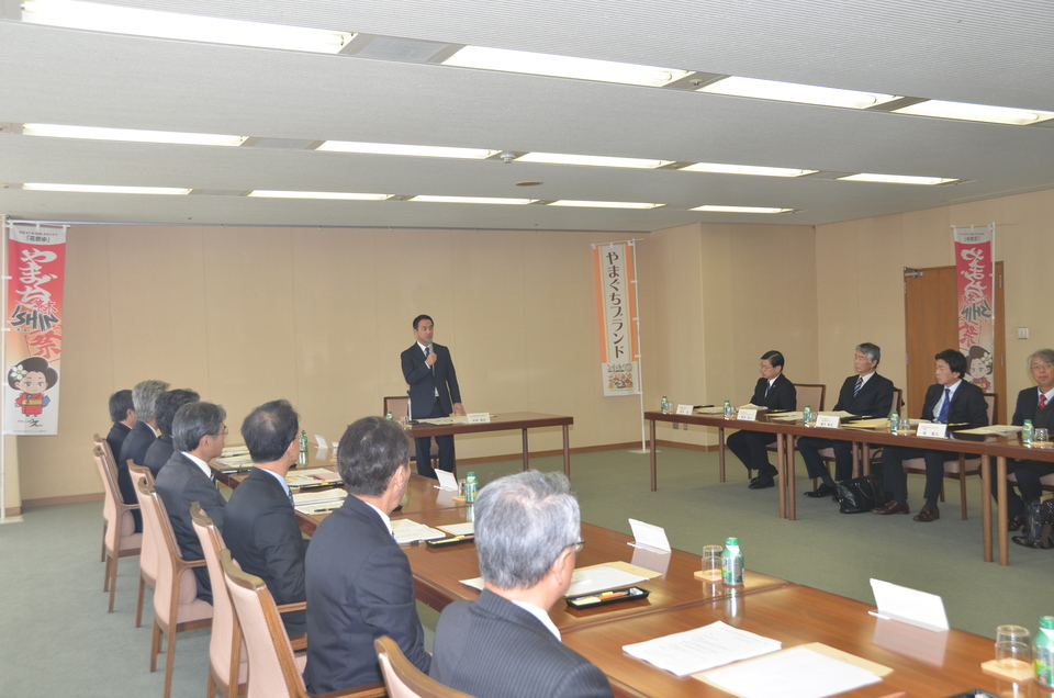 あいさつする村岡知事の写真1