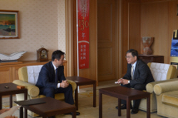 村岡知事と遠山総領事の会談の様子の写真