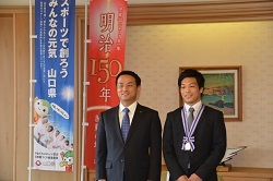 太田選手と記念撮影する村岡知事の写真