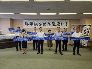 記念撮影する村岡知事の写真