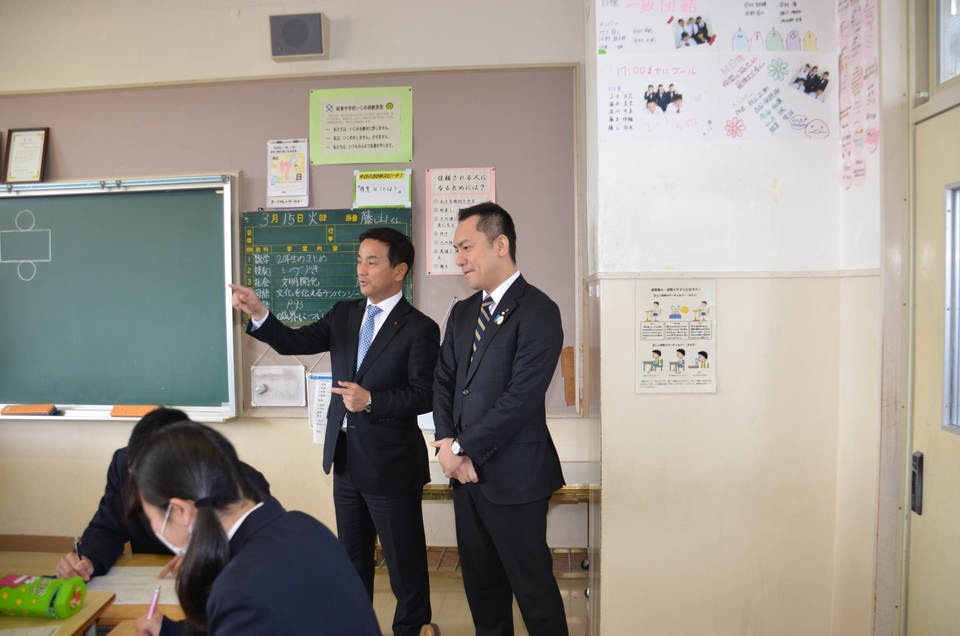 コミュニティ・スクールを視察する村岡山口県知事と鈴木三重県知事の写真