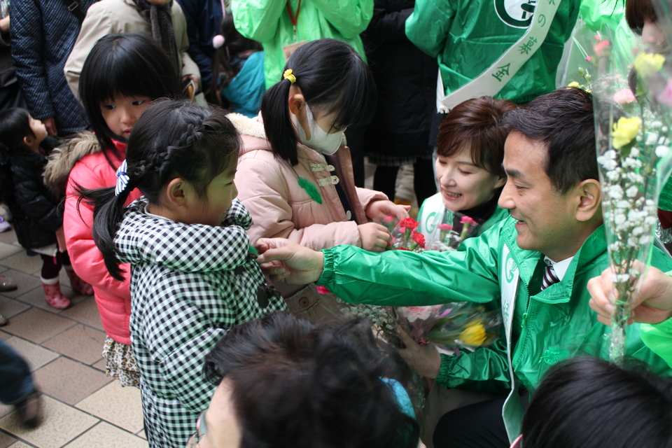 緑の羽根をつける村岡知事の写真