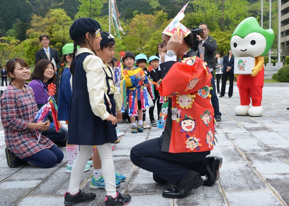 園児からプレゼントを受け取る村岡知事の写真