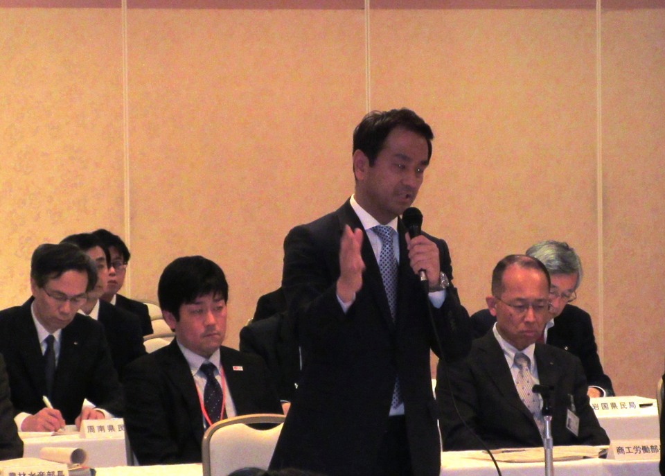 市町長に県政運営の基本方針を説明する村岡知事の写真
