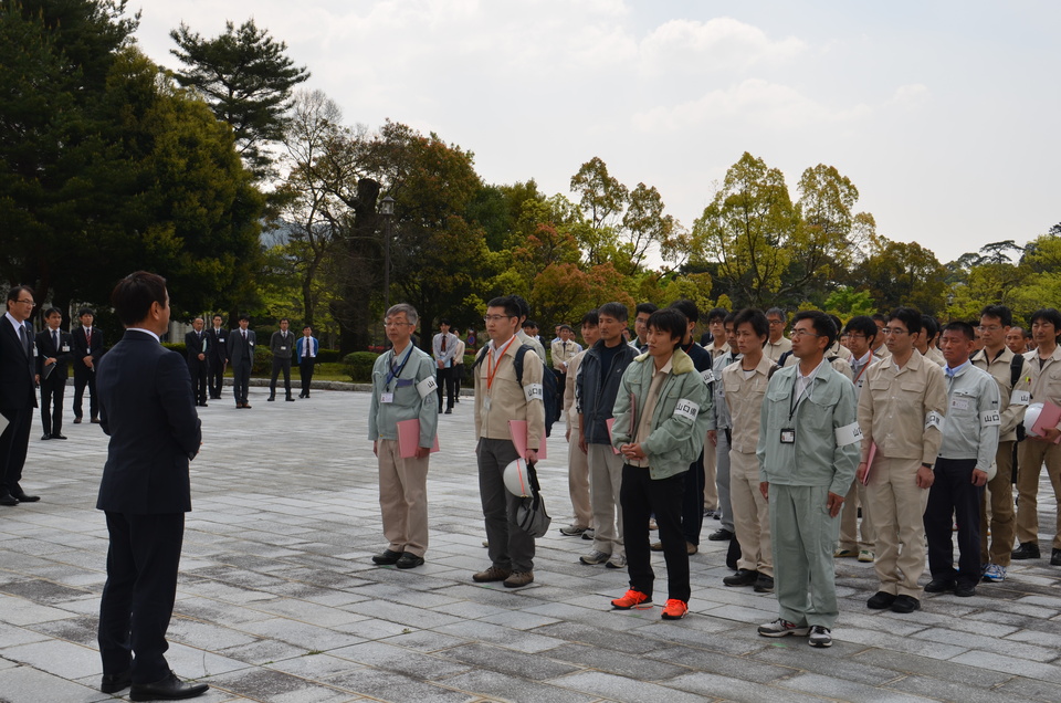 激励する村岡知事の写真