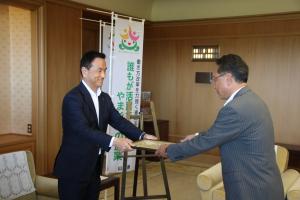 表彰状を授与する村岡知事の写真