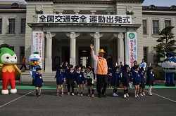 山口天使幼稚園の皆さんと交通ルールを学ぶ村岡知事の写真