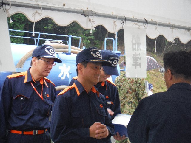 視察する村岡知事の写真