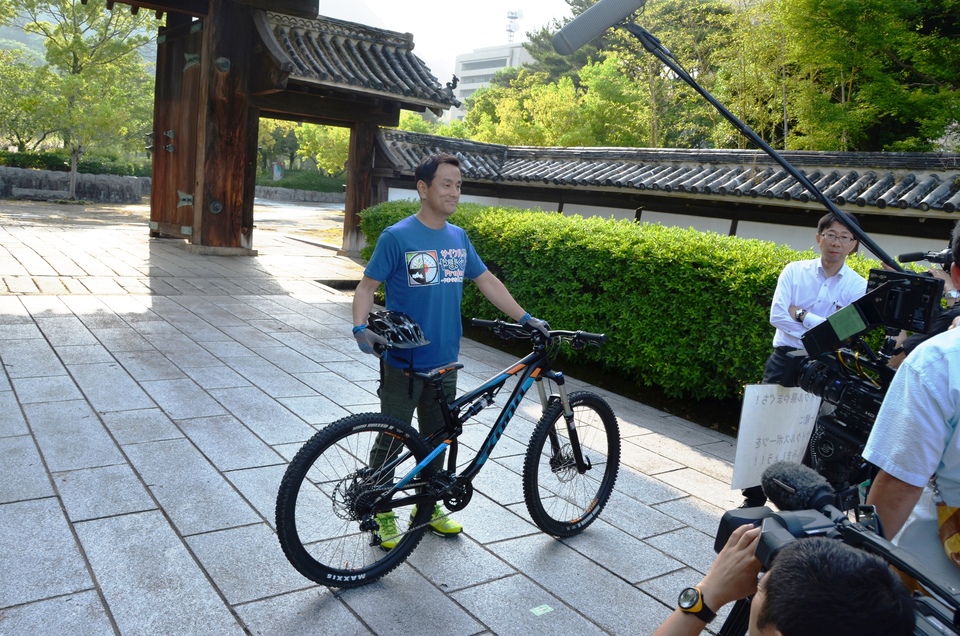 撮影に臨む村岡知事の写真