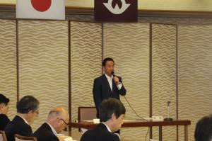 あいさつをする村岡知事の写真