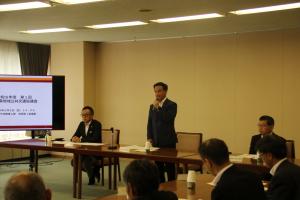 あいさつをする村岡知事の写真
