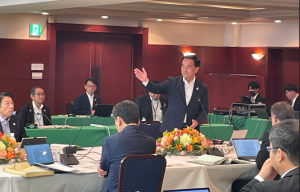 発言する村岡知事の写真