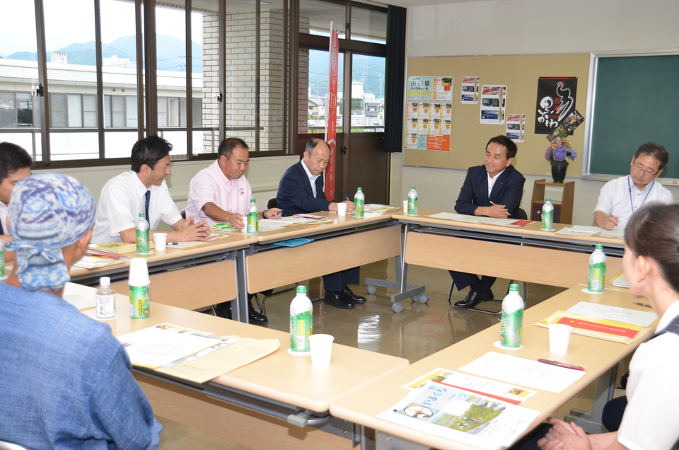 ご意見をお聴きする村岡知事の写真