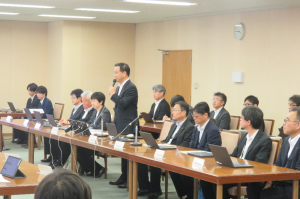 あいさつをする村岡知事の写真