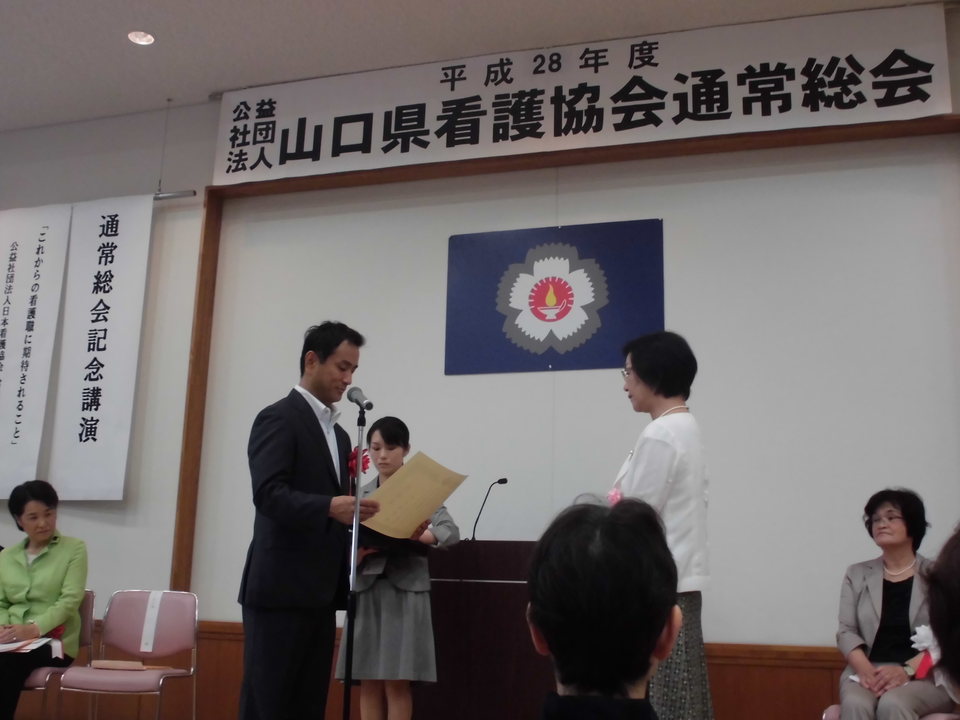 表彰状を手渡す村岡知事の写真