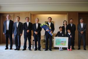 記念撮影をする村岡知事の写真
