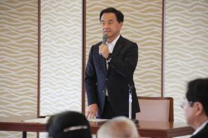 あいさつをする村岡知事の写真