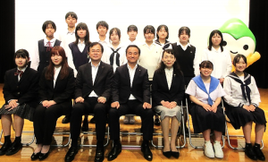 大会のテーマなど公募した作品の最優秀受賞者等と記念撮影する村岡知事の写真