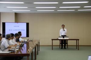 会議冒頭にあいさつをする村岡知事の写真