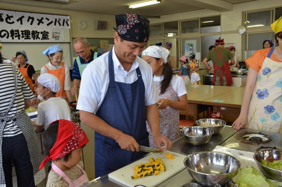 料理作りに挑戦する村岡知事の写真