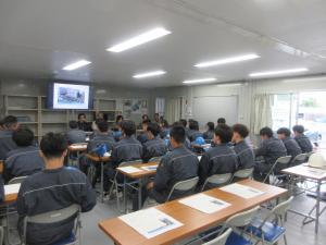 山口県防府警察署庁舎新築工事について説明を受ける岩国工業高等学校の生徒