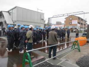 山口県防府警察署庁舎新築工事を見学する岩国工業高等学校の生徒