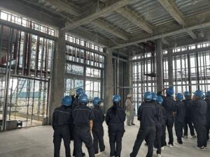 小野田地区保育所整備事業（建築・機械設備工事）を見学する岩国工業高等学校の生徒