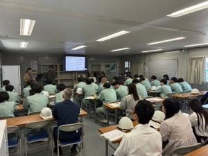 山口県防府警察署庁舎新築工事について説明を受ける柳井商工高等学校の生徒