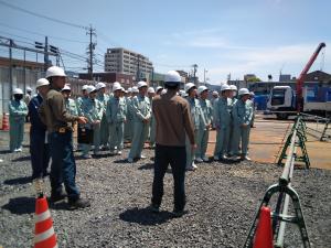山口県防府警察署庁舎新築工事を見学する柳井商工高等学校の生徒