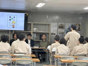 山口県防府警察署庁舎新築工事について説明を受ける下関工科高等学校の生徒