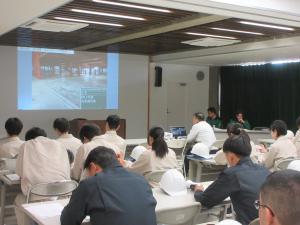 小野田地区保育所整備事業（建築・機械設備工事）について説明を受ける下関工科高等学校の生徒