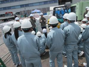 山口県防府警察署庁舎新築工事を見学する萩商工高等学校の生徒